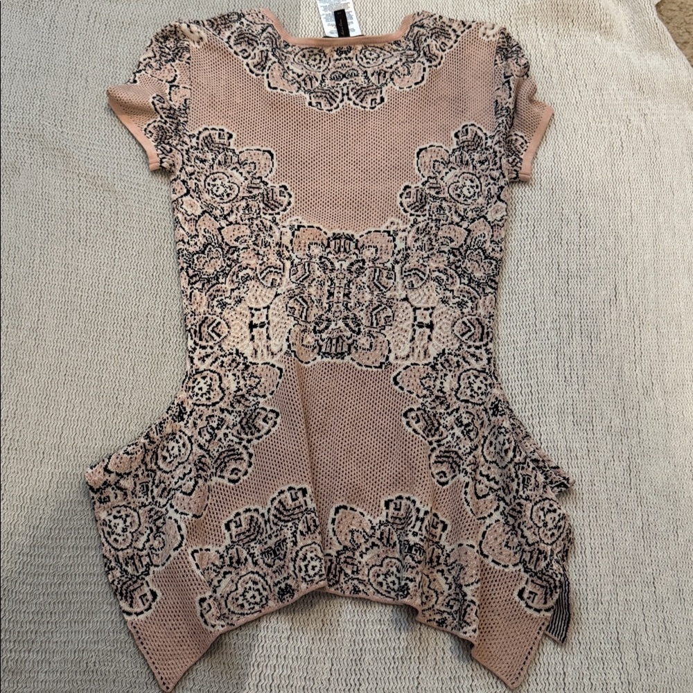 BCBG Max Azria Knit Top Blush Black Pattern Peplum Short Sleeve XS - Picture 3 of 3